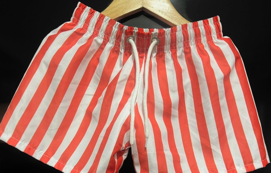 Short rayado rojo y blanco de niño